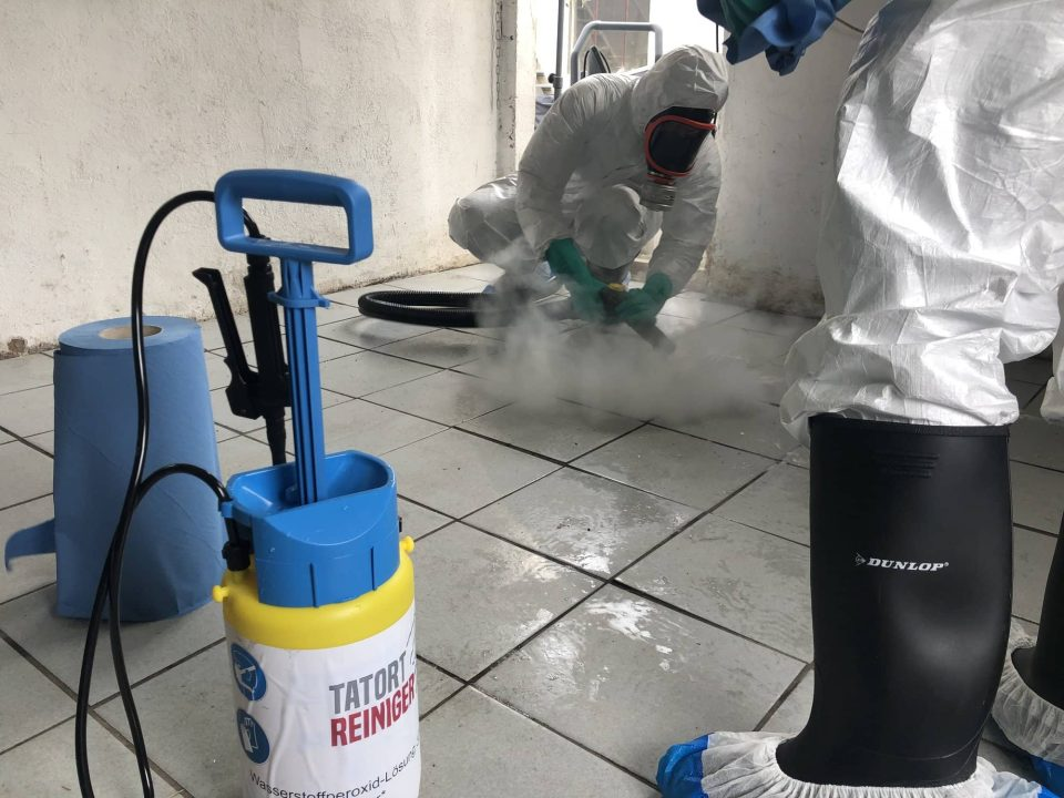 Professionelle Tatortreinigung von Blutflecken auf Fliesen mit Wasserstoffperoxid